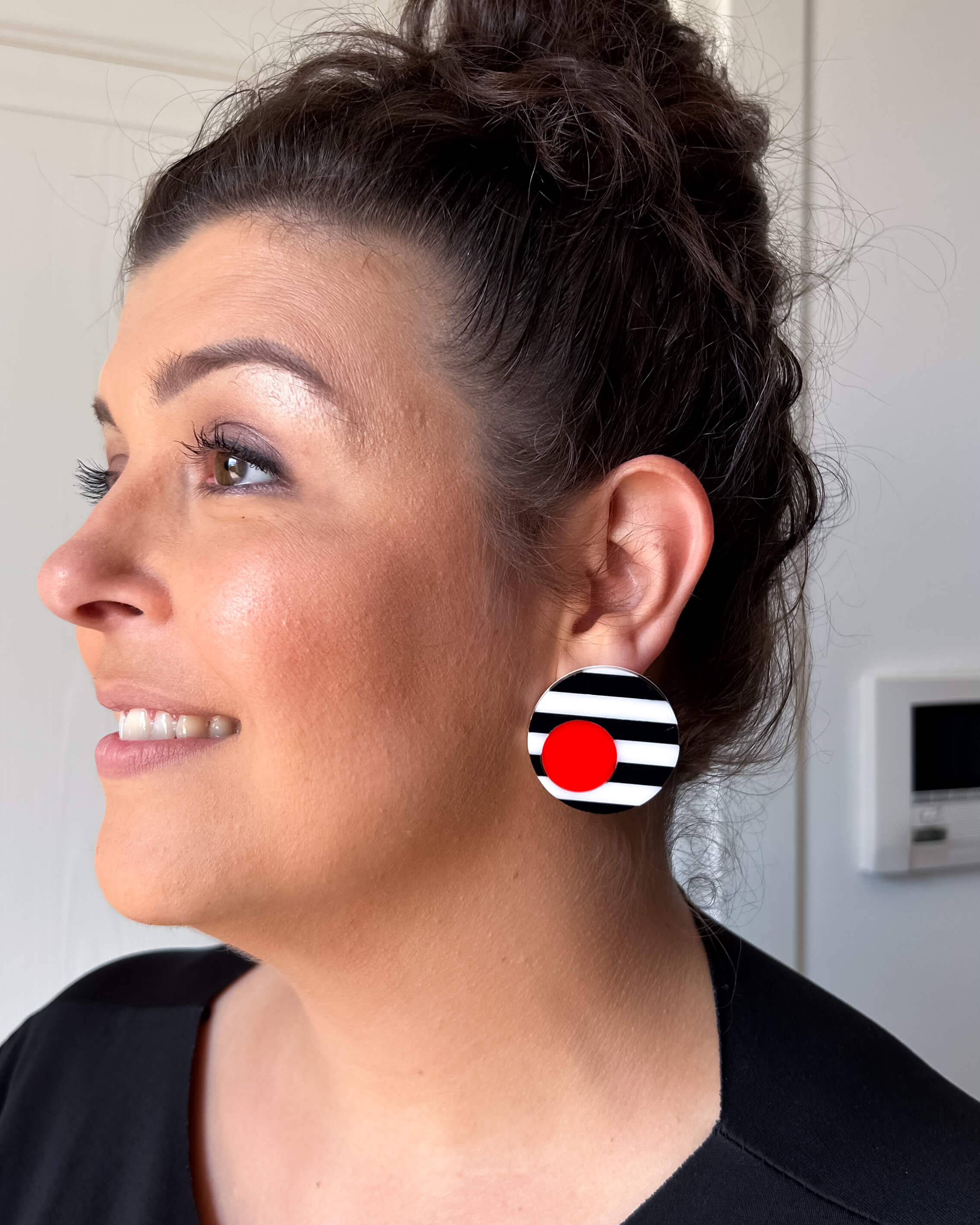 Optica Tondo – Orecchini in Plexiglas a righe