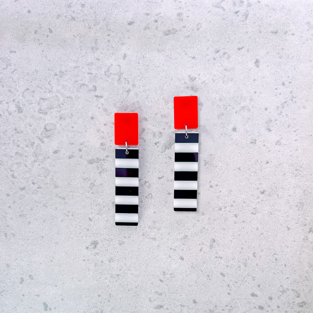 Optica Verticale – Orecchini in Plexiglas a righe