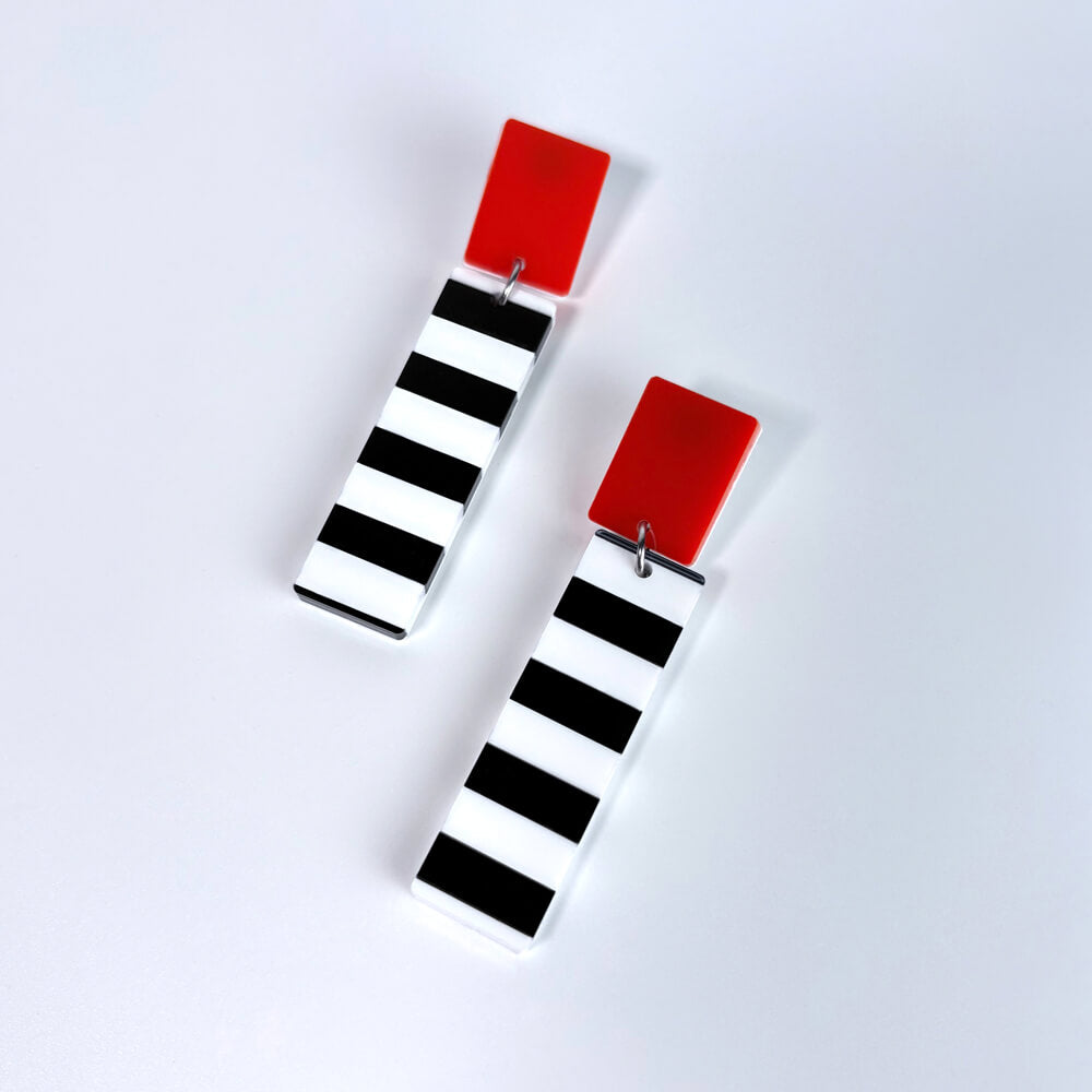 Optica Verticale – Orecchini in Plexiglas a righe