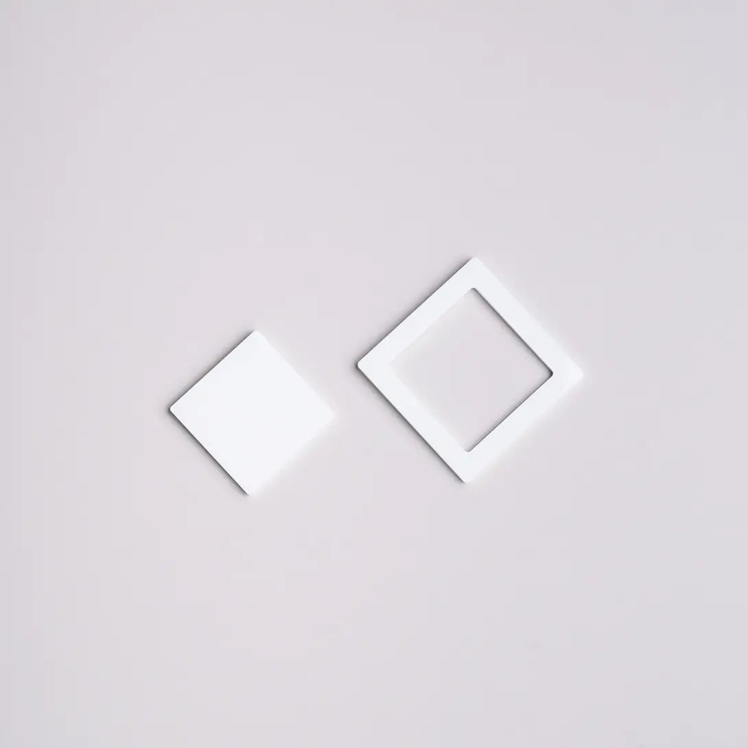PienoVuoto Rombo – Orecchini Asimmetrici in Plexiglas