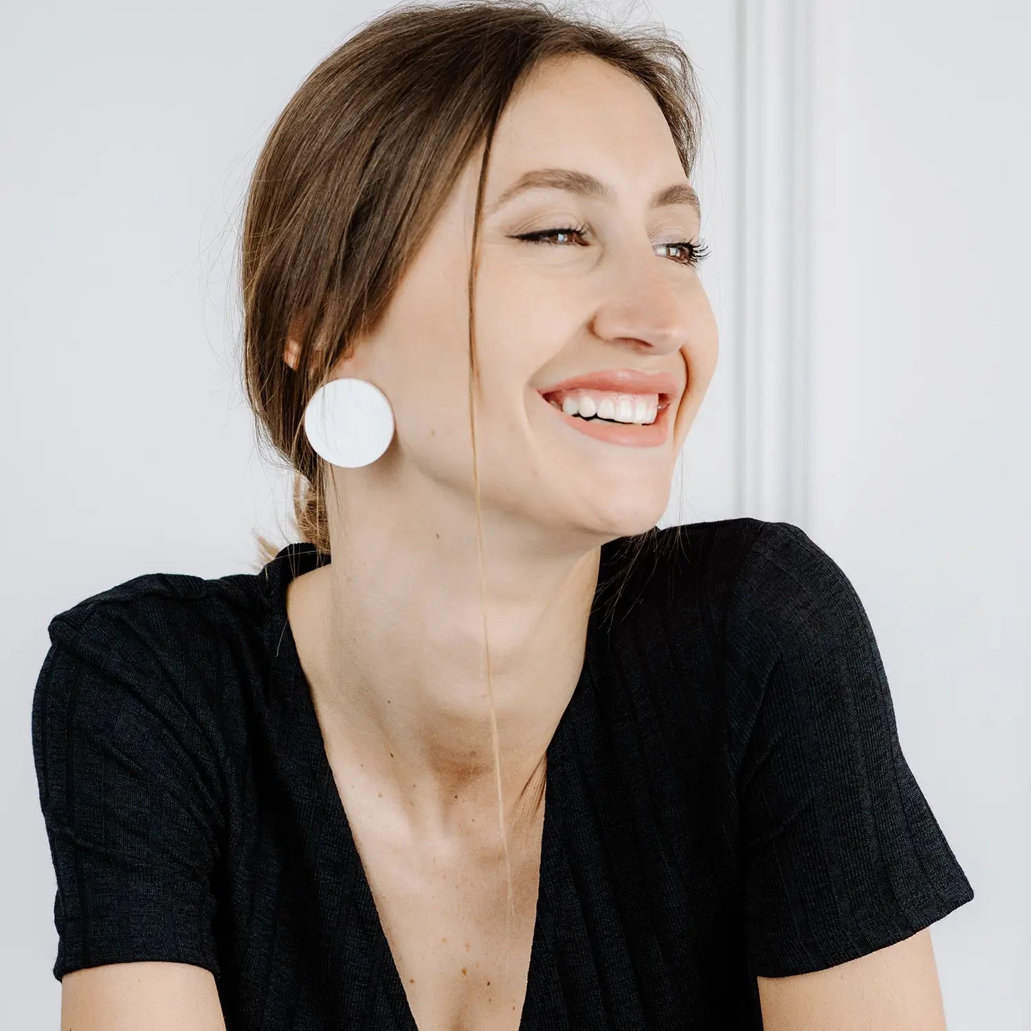 Tondo M – Orecchini in Plexiglas essenziali